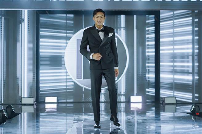 国际友谊先生总决赛西装走秀。（主办方提供）