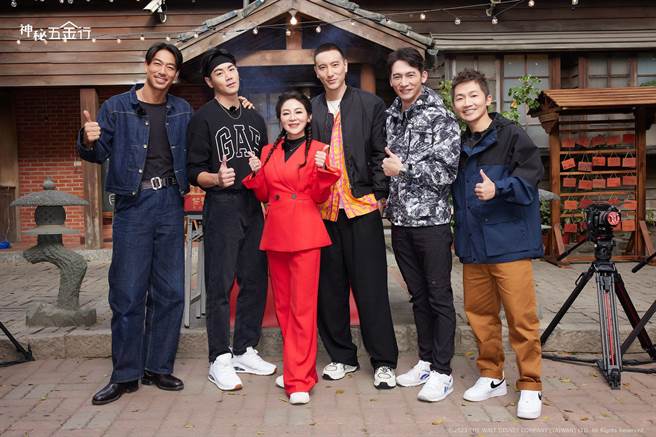 AKIRA（左起）和王彩桦、禾浩辰、王阳明、温昇豪、蔡昌宪一同主持《神秘五金行》。（卫视原创提供）
