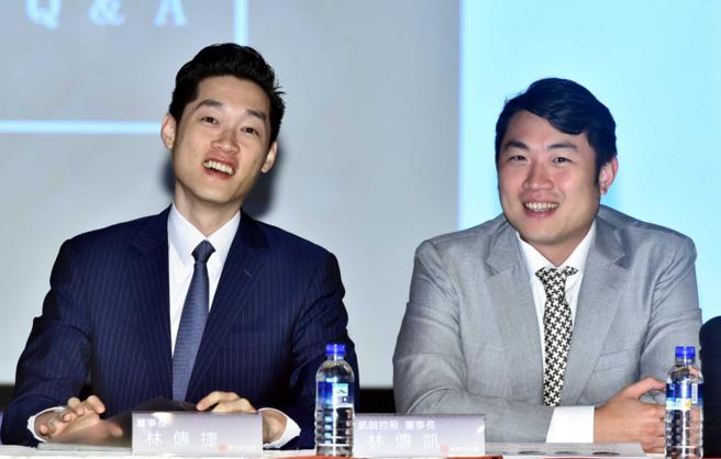 林传凯(右)、林传杰(左)兄弟俩相差1岁，两人感情融洽，经常出席同一场合。（图／报系资料库）