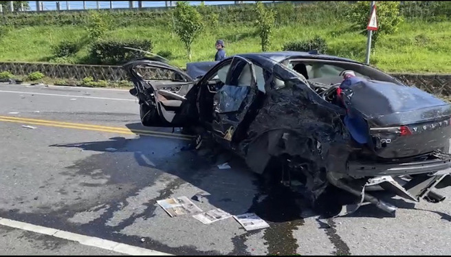 宜兰大学某吴姓教授早上7时驾驶VOLVO上班狂飙时，先后撞上一辆麵包车与货车，麵包车上母女、货车驾驶均死亡，吴男重伤昏迷。（翻摄照片）