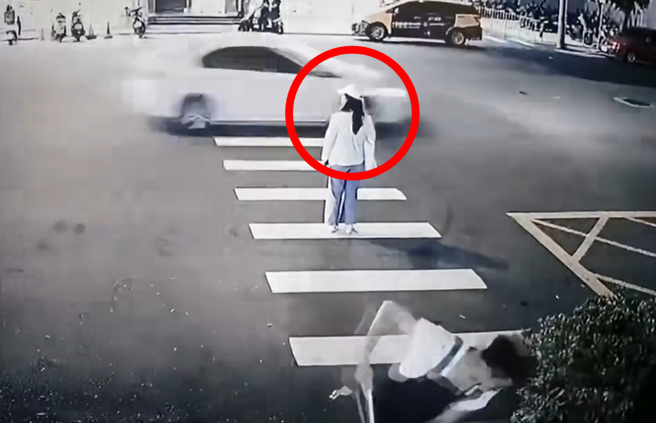 因车流庞大，竟有高达10多辆车都不让她，她最后环顾了近20秒才起步，没想到在快走完时，遭右侧一辆急驶的机车撞飞。（翻摄自脸书「爆料公社」）