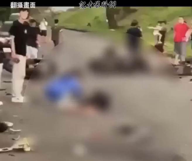 高树车祸现场聚集不少围观民眾，警方怀疑有竞速情形。(摘自记者爆料网)