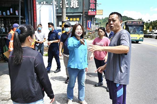 台21线约56公里处、中油鱼池站路段弯道，常有超速失控车辆衝进民宅，立委马文君邀埔里工务段会勘要求改善。（立委马文君提供／杨静茹南投传真）