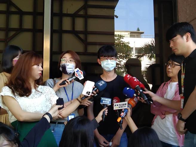 李姓被害人(中）告王丹强制性交未遂（陈志贤摄）