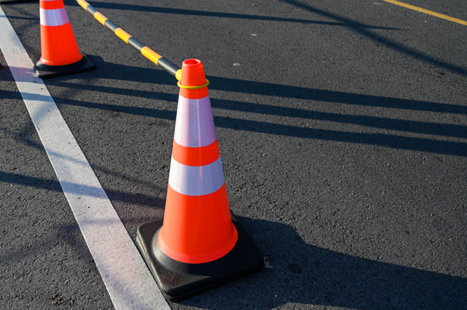 台南某速食店为阻挡机车骑士骑上人行道，把放上三角锥放在无障碍坡道。（图／示意图，达志影像）