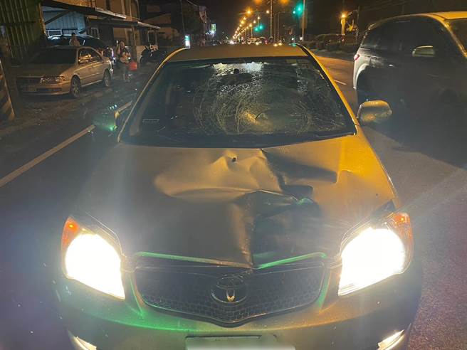 68岁陈姓老翁昨晚行经台9线花莲凤林路段时，因未依号志穿越道路，遭车辆重撞身亡。（民眾提供／罗亦晽花莲传真）