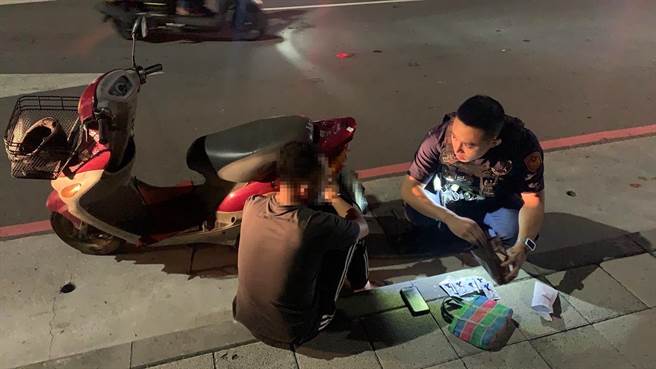 30岁李姓男子5日逆向行驶，遭到员警盘查出毒品。（高市凤山分局提供／杨舒婷高雄传真）★《中时新闻网》关心您：保护自己、远离毒品！