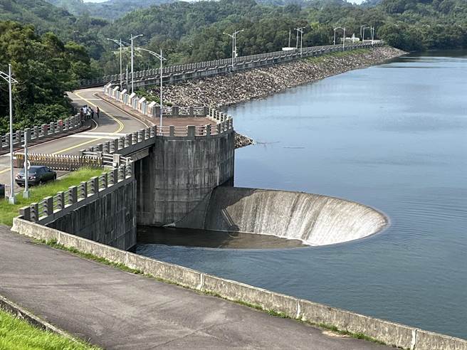 新竹宝二水库满库溢流当中。(北水局提供／吕筱蝉桃园传真)