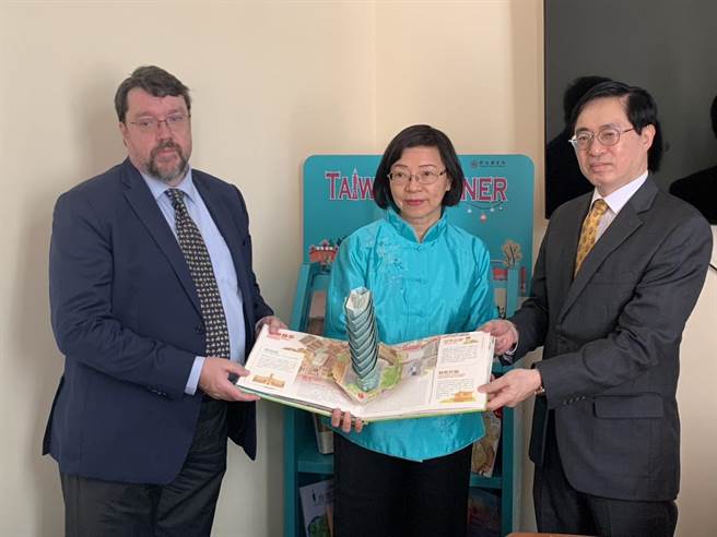 （左起）布拉格市立图书馆馆长Tomáš Řehák、国家图书馆馆长曾淑贤以及我国驻捷克台北经济文化办事处副代表曾伟民于Taiwan Corner 书架前合影。（国图提供）