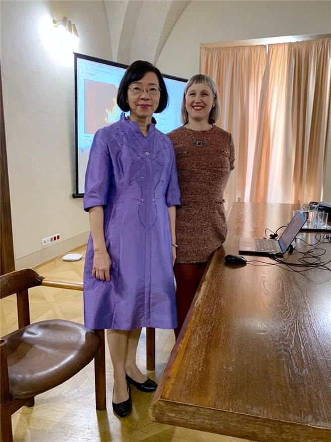 国家图书馆馆长曾淑贤与捷克布拉格国家美术馆亚洲艺术部研究员贝米沙合影。(国图提供)