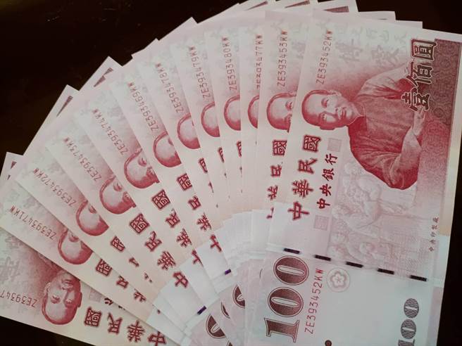 沙鹿民眾操作提款機長達15分鐘，被民眾誤認為車手報警，讓網友笑稱 「錢太多是困擾」。（陳淑娥攝）