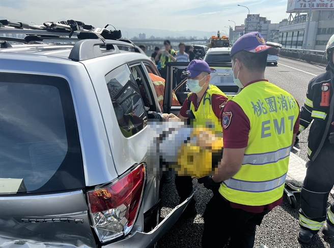 方姓男子在追撞发生后受困车内，经警消协助脱困，但失去生命迹象被送医急救不治。（国道警方提供）