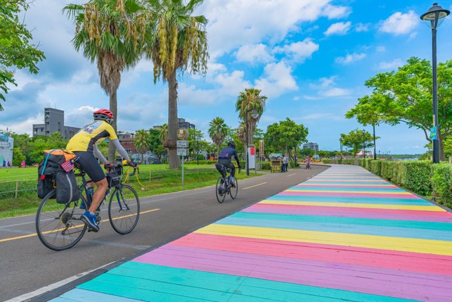 高滩地串联北北基桃河滨自行车道，完成全国最长210km自行车道系统，随时来河滨骑脚踏。图/新北市政府提供