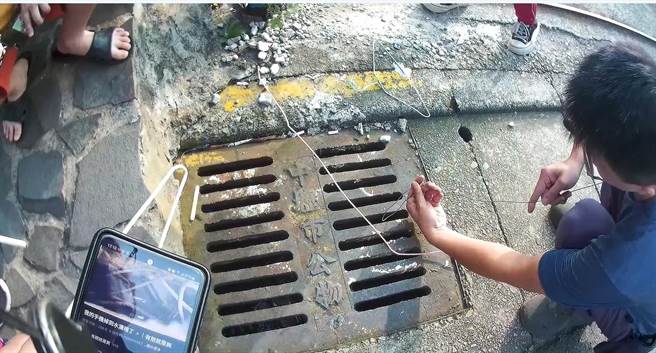 女学生手机掉水沟暖警神救援用铁丝勾出。(警方提供／吕筱蝉桃园传真)