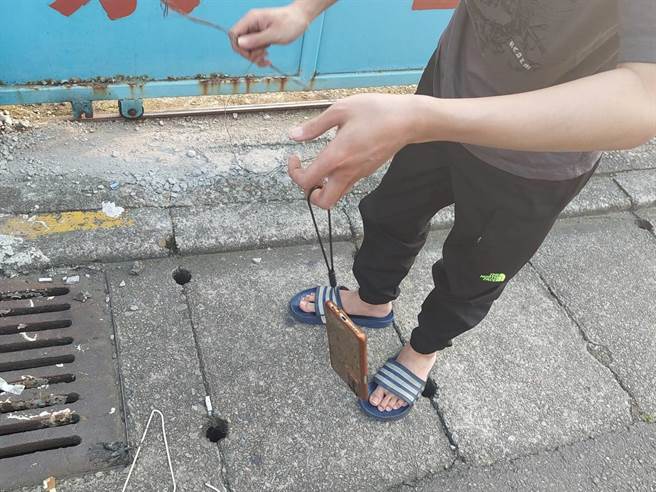 女学生手机掉水沟暖警神救援用铁丝勾出。(警方提供／吕筱蝉桃园传真)