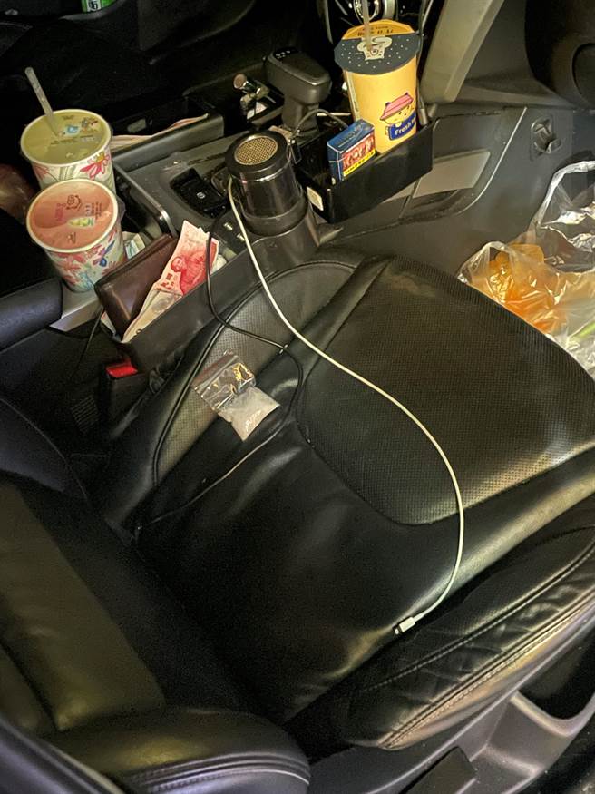 蔡男把安非他命放在副驾驶座就下车。（警方提供）★《中时新闻网》关心您：保护自己、远离毒品！