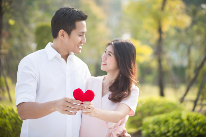 双鱼女、双子女、狮子女对浪漫告白毫无抵抗力，这时便会欣喜若狂秒答应。（示意图／Shutterstock）