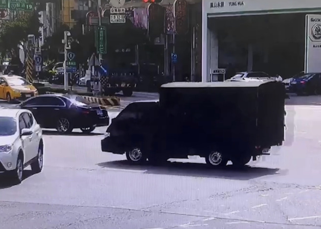 高雄街头惊见一箱步枪弹壳，路人捡到大惊，原来是8军团货车掉落。(三民二分局提供)