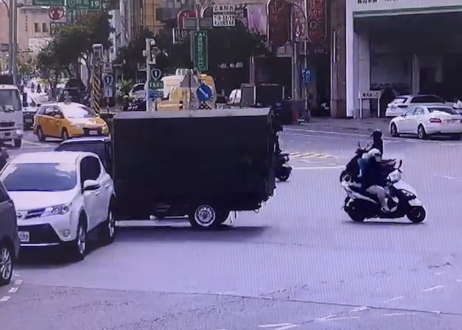 高雄街头惊见一箱步枪弹壳，路人捡到大惊，原来是8军团货车掉落。(三民二分局提供)