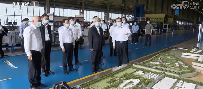 大陆国务院副总理张国清上海调研，聚焦卫星导航、商用飞机、积体电路等企业。（央视新闻截图）