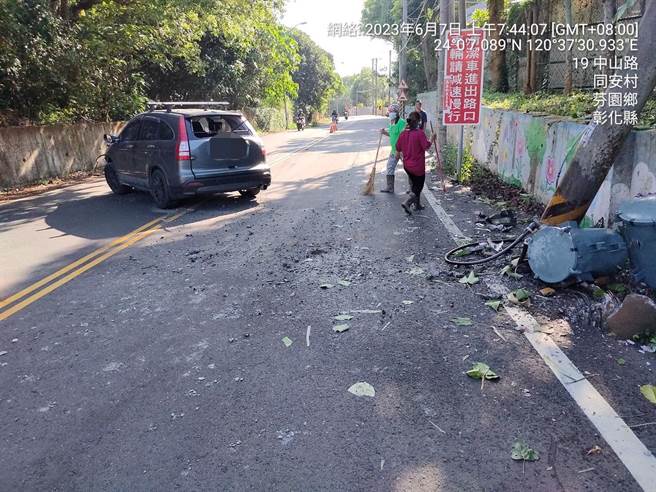 肇事休旅车撞毁电杆及变电箱，造成该地大停电。（民眾提供／孙英哲彰化传真）