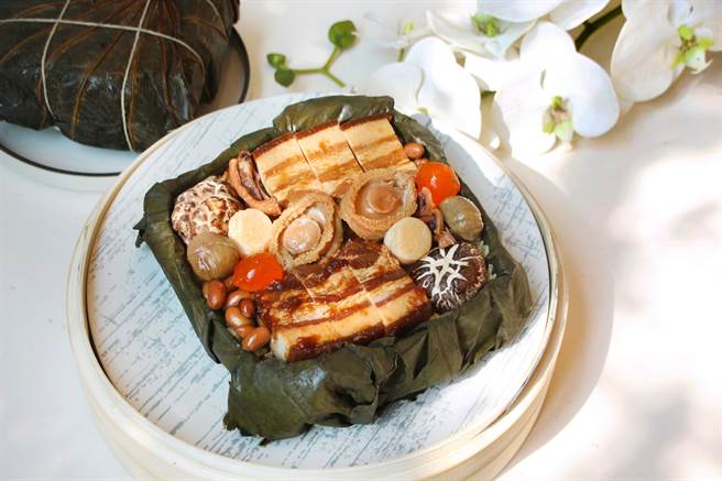 台中日月千禧酒店特选盆菜裹蒸粽，每颗重1公斤，粽馅结合山珍海味。（日月千禧酒店提供／冯惠宜台中传真）