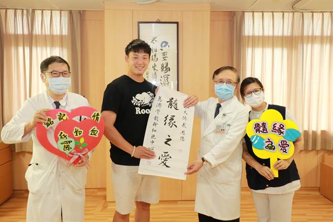 台中慈济医院院长简守信也代表慈济医疗体系感恩江忠垣的付出。（台中慈济医院提供）