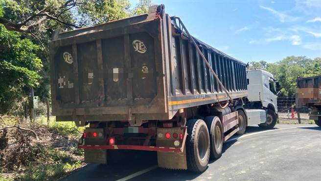 警方拦查可疑砂石车辆。（翻摄照片／李京升苗栗)