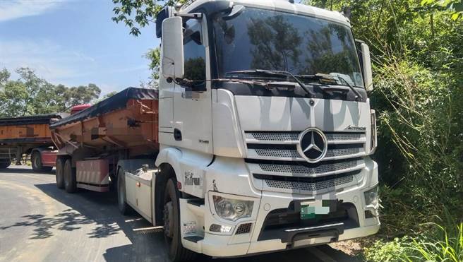 砂石车驾驶称是路过。（翻摄照片／李京升苗栗)