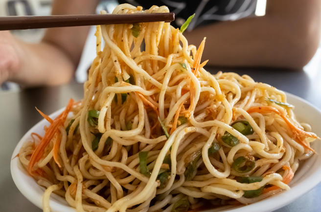 暑气逼人，凉麵成为许多人中餐的选择，但要小心凉麵缺乏蛋白质、蔬菜，且酱料常隐藏过高热量，加上容易缺乏饱足感，让人反易乱吃高油高糖的点心或零食。（示意图／Shutterstock ）