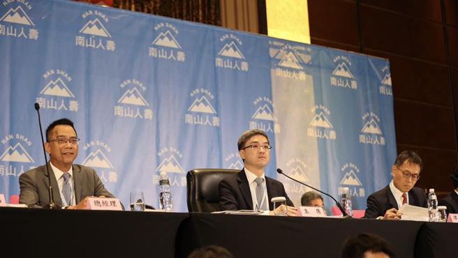 （南山人寿今召开股东会，南山人寿董事长尹崇尧(中)、南山人寿范文伟(左)出席。图／南山人寿提供）