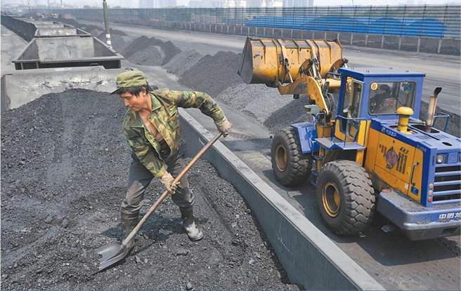 大陆16省份公布去年平均工资，多地採矿业收入最高。（中新社）