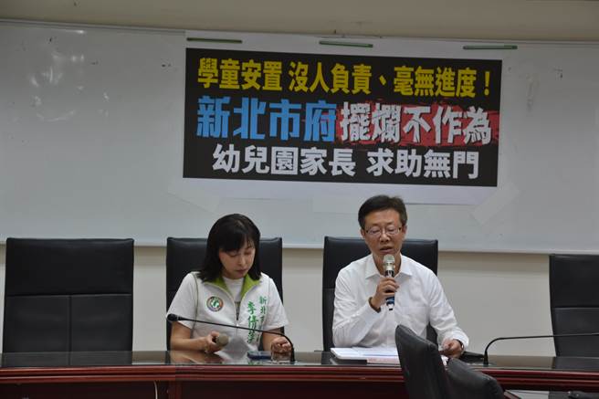 新北市板桥区某幼儿园上月爆出教师喂药案，家长4月间曾透过1999专线向市府通报，但却未获回应。教育局回应，局处上月15日才获报，目前已採专案联繫家长，已有部分幼儿转园，后续会强力监督幼儿园应负的法律责任和相关赔偿。（蔡雯如摄）