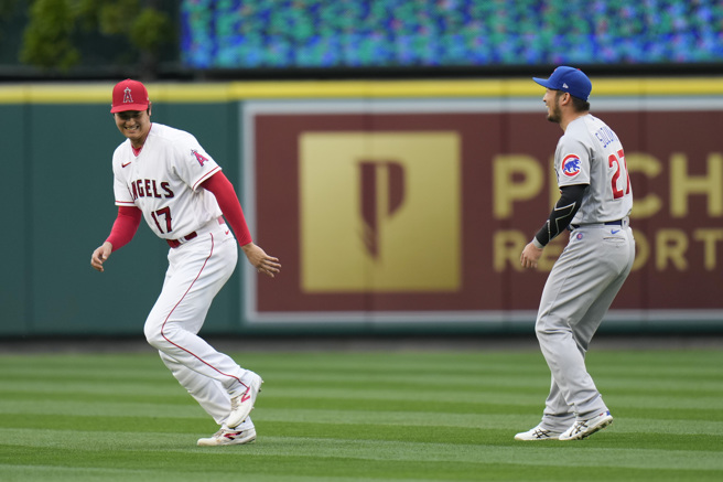 大谷翔平（左）、铃木诚也（右）赛前相见。（美联社）