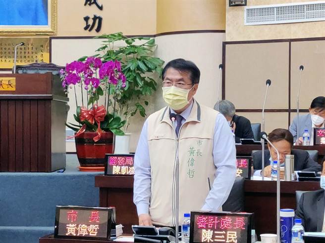 台南市长黄伟哲答询说，太阳能光电不等于黑金。（本报资料照片）
