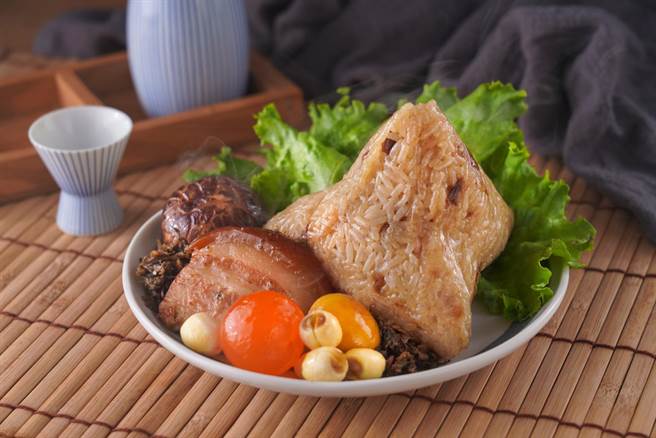 爌肉梅乾粽将五花肉与梅菜融合，古早味香浓且不腻口。（姆士流提供）