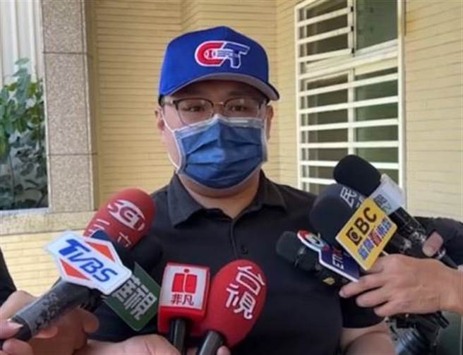 高市府市政顾问苏炎城办公室许姓助理近期收到委托协助处理夜市事情，隔天住家就遭到恶意泼漆，许姓助理出面说明相关状况。（许姓助理提供／洪浩轩高雄传真）