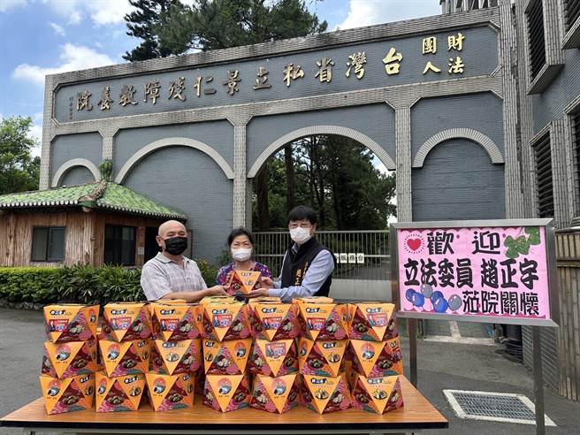 立法委员赵正宇日前偕同大溪区胖二哥传统美食业者卢鸿森，捐赠600份肉粽，慰问八德、大溪地区的疗养院所。（赵正宇提供／陈梦茹桃园传真）