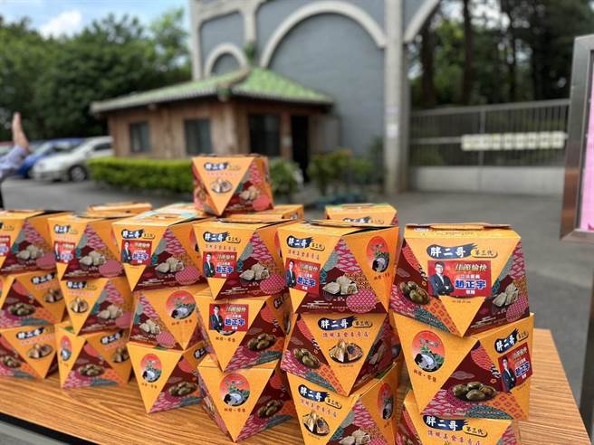 立法委员赵正宇日前偕同大溪区胖二哥传统美食业者卢鸿森，捐赠600份肉粽，慰问八德、大溪地区的疗养院所。（赵正宇提供／陈梦茹桃园传真）