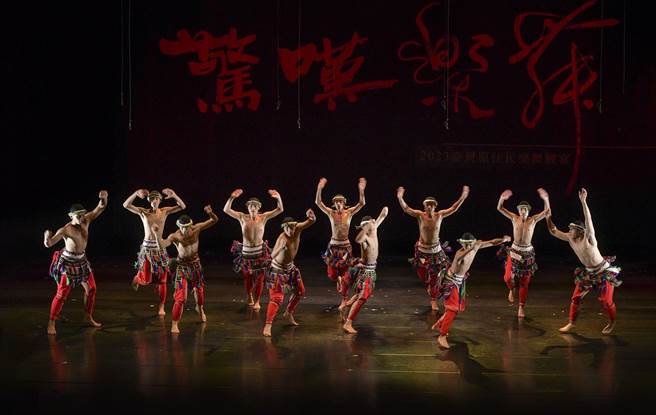 花莲高工原舞队日前受邀到国父纪念馆表演，演出阿美族乐舞「马愣愣（Marengreng）」，优美柔软且精准到位的舞姿，完美呈现族人的传统文化，获得现场观眾满堂喝采。（花莲高工提供／罗亦晽花莲传真）