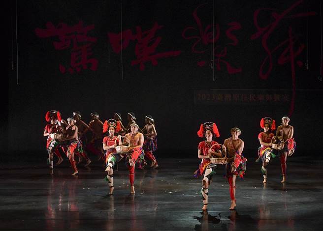 花莲高工原舞队日前受邀到国父纪念馆表演，演出阿美族乐舞「马愣愣（Marengreng）」，优美柔软且精准到位的舞姿，完美呈现族人的传统文化，获得现场观眾满堂喝采。（花莲高工提供／罗亦晽花莲传真）