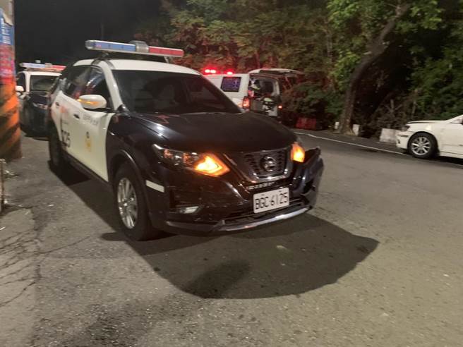 彰化发生惊险警匪追捕场面，41岁刘姓惯窃开着偷来的赃车到员林市找朋友，警方接获线报在附近埋伏围捕，没想到刘嫌见状竟加足油门衝撞警车，造成4部警车毁损。（民眾提供／吴建辉彰化传真）