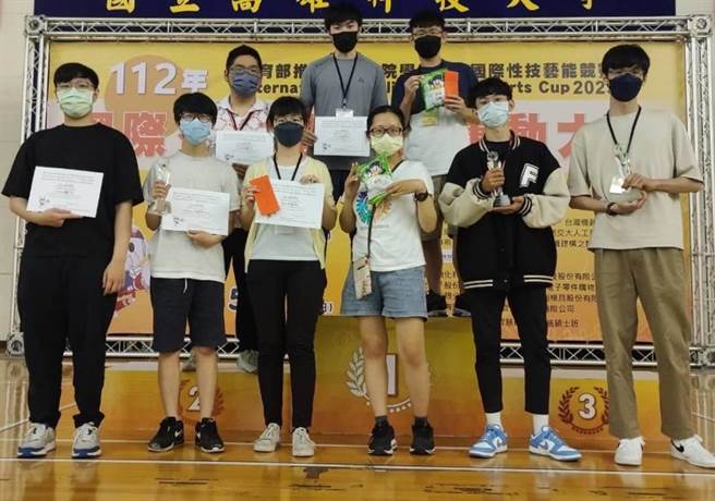 金大电子工程系在激烈竞争中勇夺2金、2铜等5个奖项，表现优异。(图／金门大学提供)