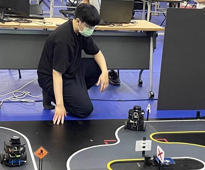 金大重视以实作为中心的核心教学，鼓励学生学中做，做中学。(图／金门大学提供)