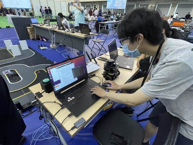 金大积极培育学生考取AI相关证照，鼓励学生参与研讨会并发表专业论文。(图／金门大学提供)