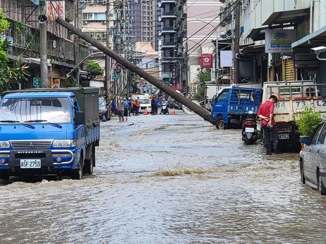 新庄琼林路因地下水管破裂，导致电线杆倒榻、路面淹水。（警方提供）