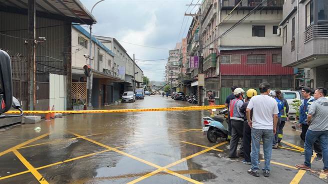 警方暂时以封锁线管制现场，封闭该处道路。（警方提供）