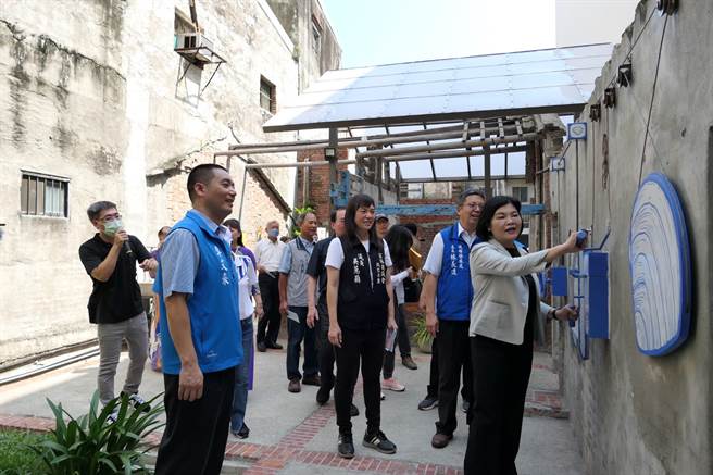 云林县长张丽善（右）解说台西乡中山老街再造理念，盼持续带动地方发展。（张朝欣摄）