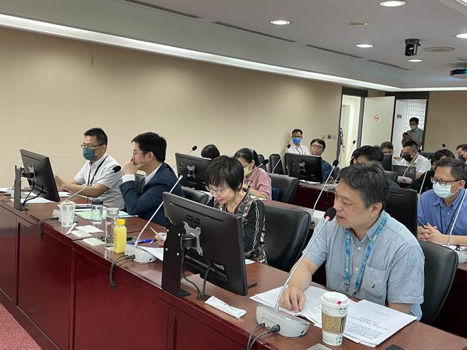 台北市议会法规会今初审通过删除容积奖励逐年递减规定。（蔡佩珈摄）