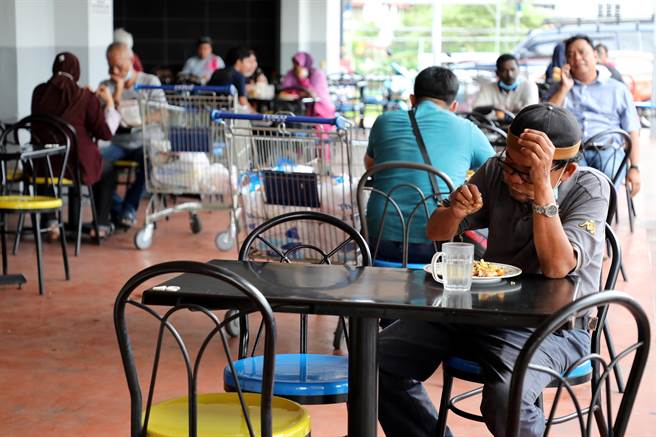 马来西亚一名男子到餐厅外带，疑因不满餐厅员工称其为「大叔」，竟拿起食物往店里乱丢，意外烫到一名4岁男童。图为示意图，非当事餐厅。（路透社）